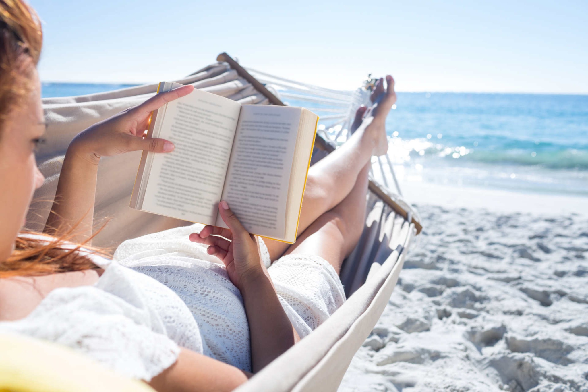 Libri da leggere almeno una volta: foto di ragazza che legge in spiaggia