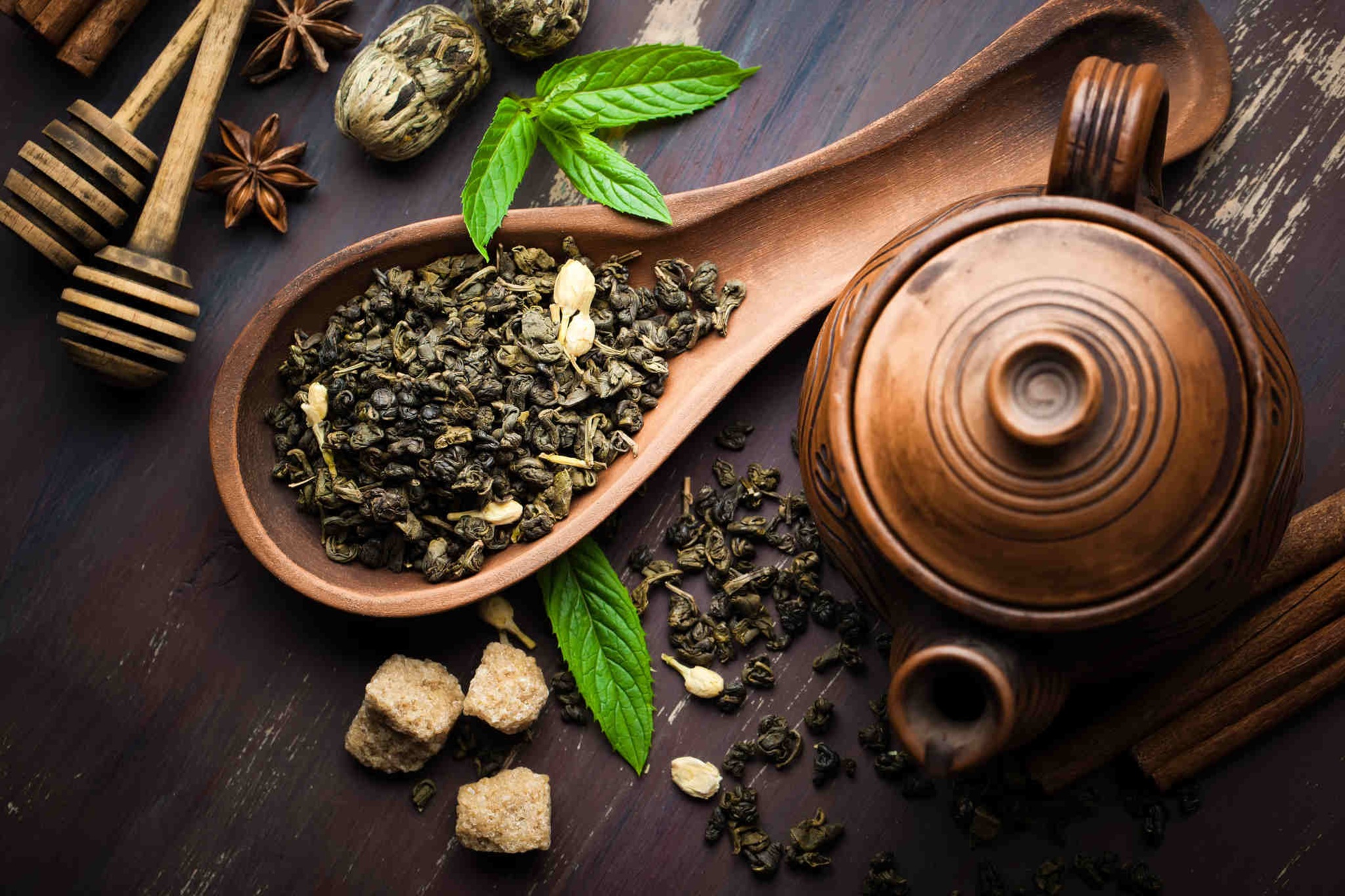 Immagine di foglie di tè essiccate con teiera